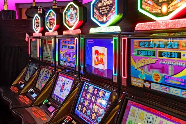 jogos de slots, máquinas caça-níqueis, evolução, Charles Fey, Liberty Bell, cassinos, slots eletrônicos, slots de vídeo, slots online, slots móveis, indústria de jogos de azar, jackpots progressivos, slots 3D, inovação, tecnologia móvel